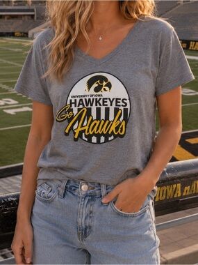 University of Iowa Hawkeyes Short Sleeve V-Neck Graphic T-Shirt Size Medium